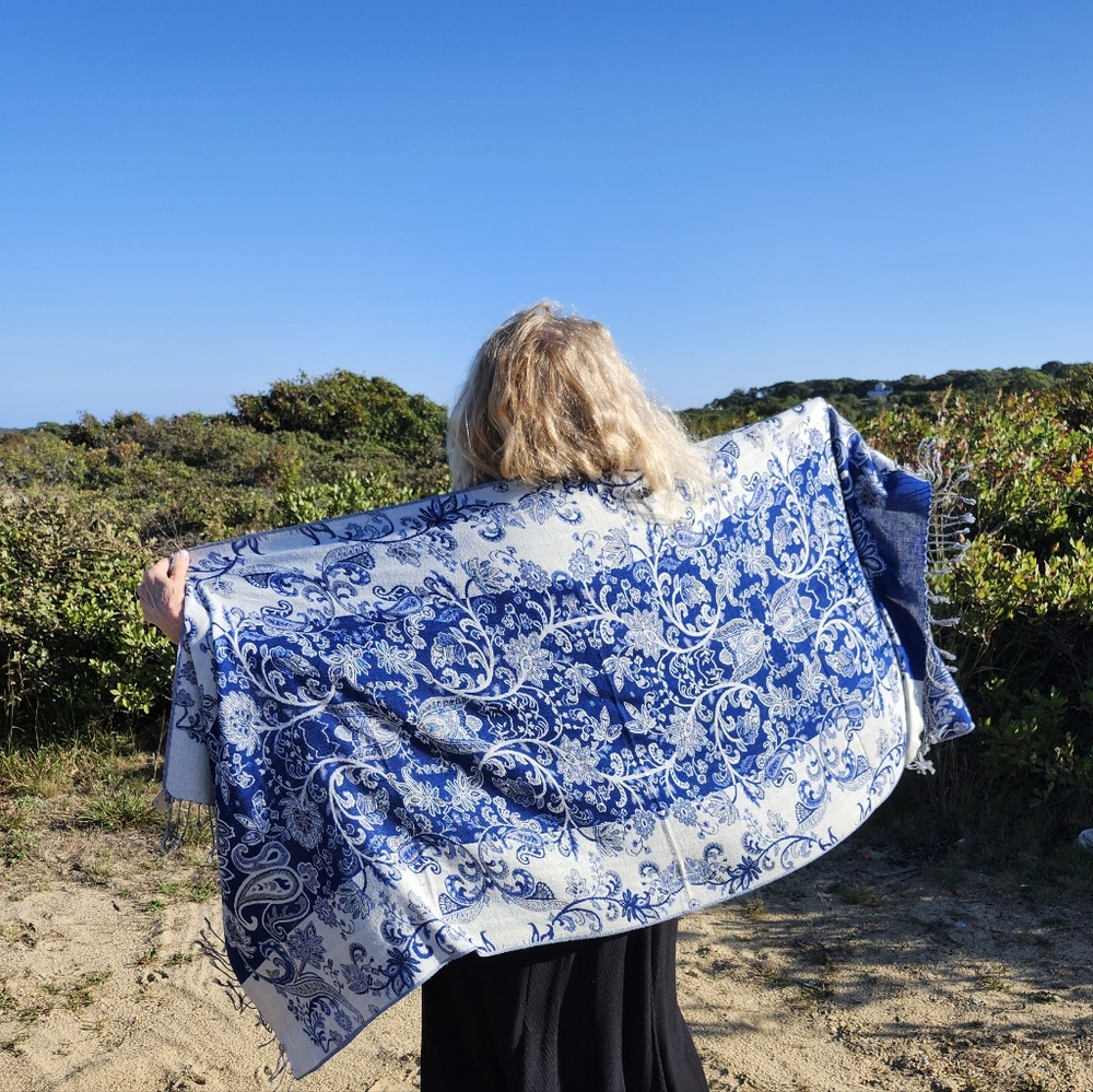 Pure & Woven Stunning Cashmere and Silk Ex Condition Blue Paisley Wrap, $48 - Picture 11 of 13